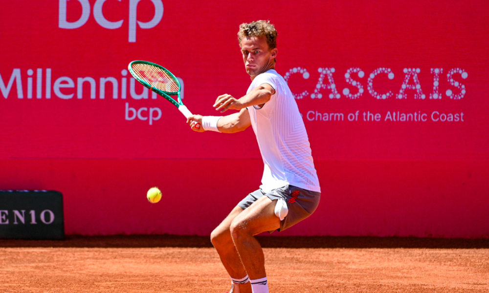 Luca Van Assche, à l’aise sur terre, sort Pablo Carreño Busta à Estoril